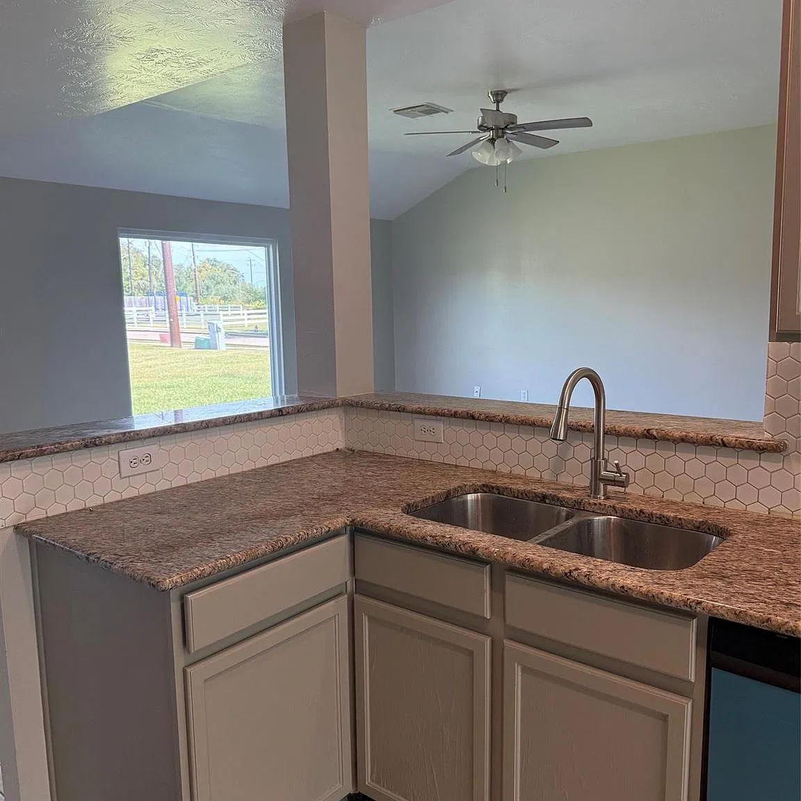 3 bed, 2.0 bath, 1474 sqft, $1,800 — Photo 3