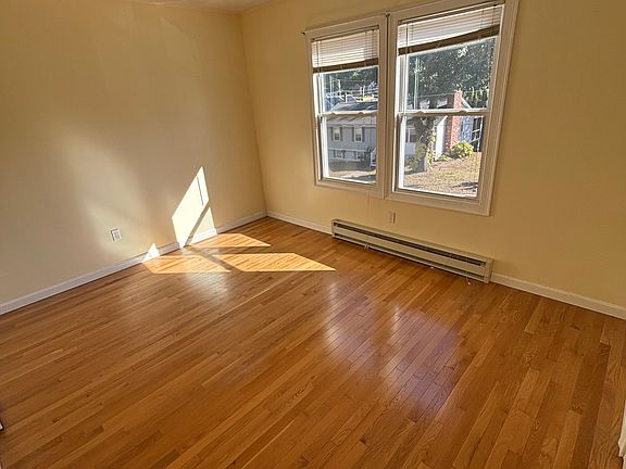 5th image of 147 Louise St Floor 2