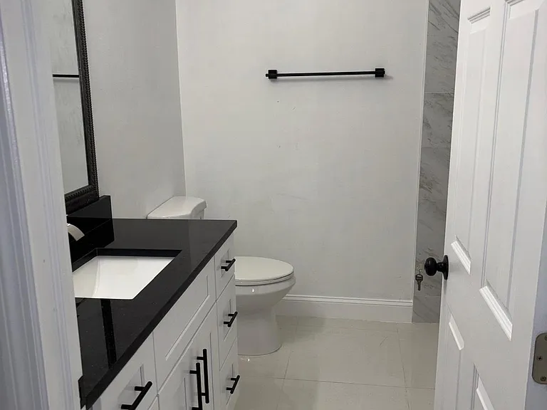 1112 Gilbert Ave S #1 — Photo 12