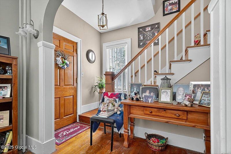 4th image of 5 Hillview Avenue