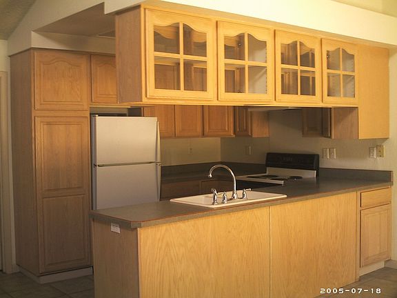 Kitchen with upgraded cabinets!