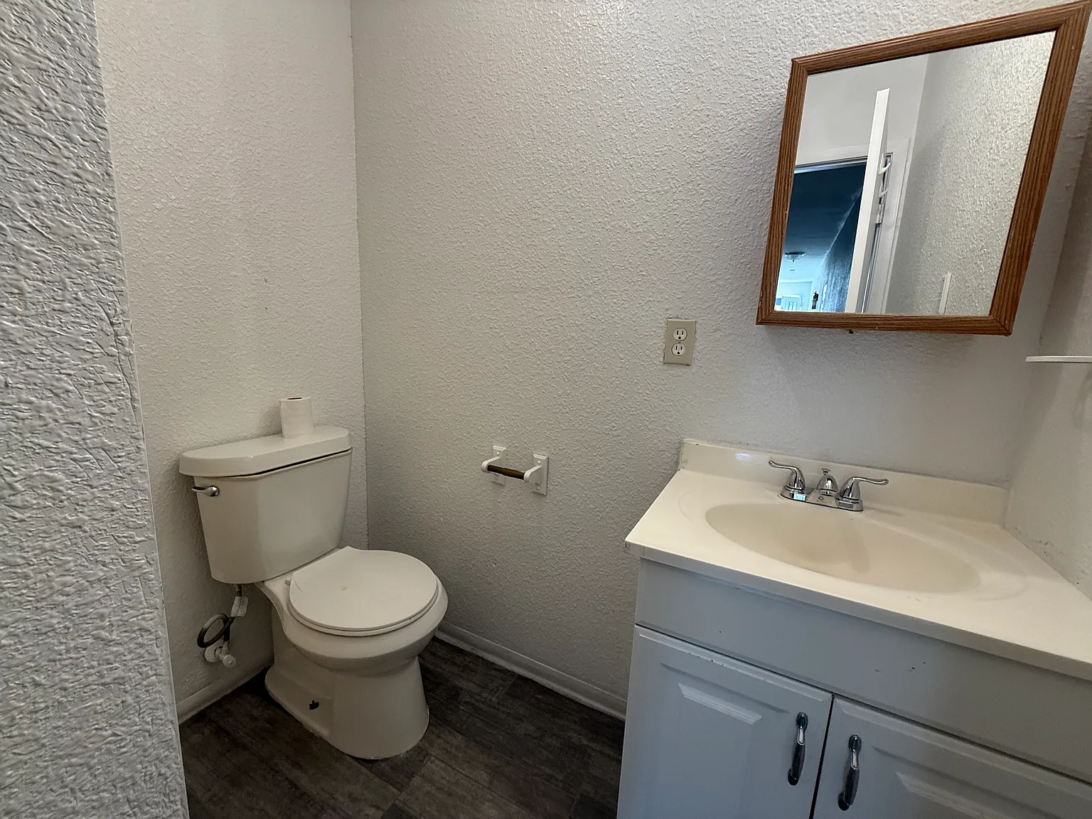 2600 S. Flores — Photo 2