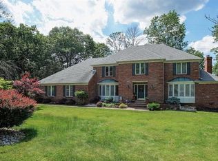 19 Deer Path Cir, Green Brook, NJ 08812
