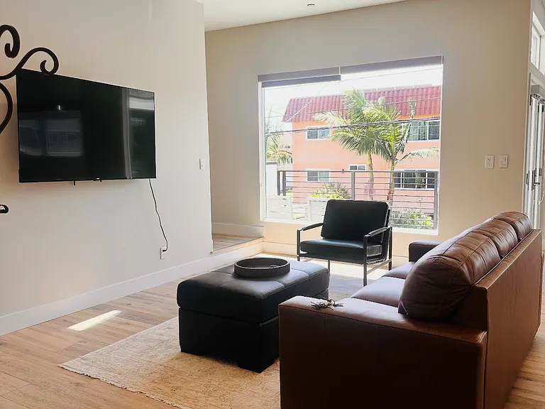2321 Vanderbilt Ln #B — Photo 6