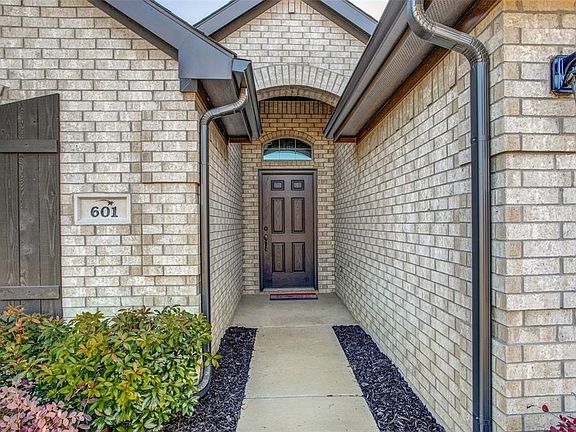 2nd image of 601 Ravenwood Dr