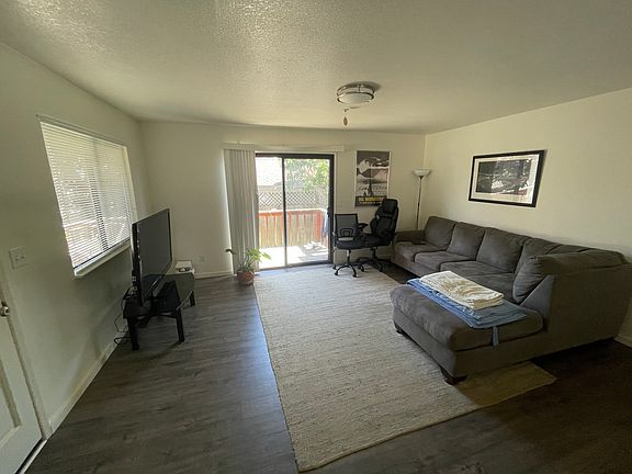 4th image of 227 Blackburn St #A