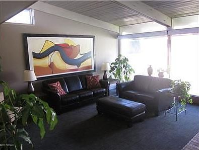 4th image of 421 S Essex Ln