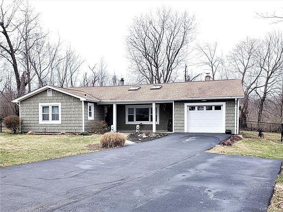 3rd image of 44 Evergreen Dr
