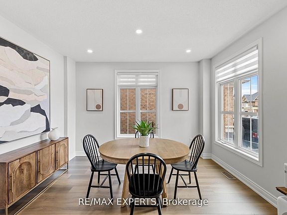 4th image of 22 Manor Glen Cres