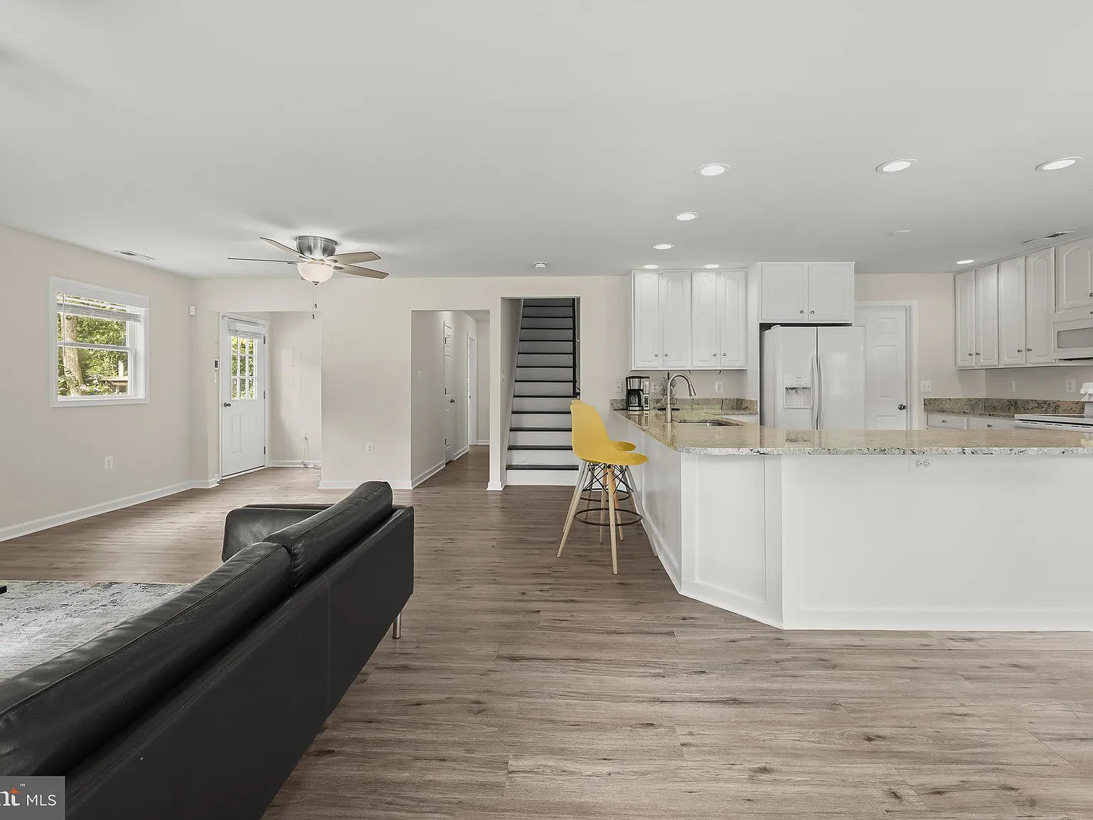 4 bed, 2.5 bath, 2040 sqft, $4,000 — Photo 3