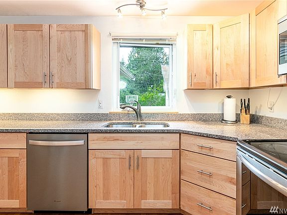 5th image of 1326 25th Ct NE