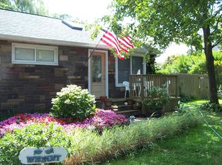15 Academy Ln, Oakdale, NY 11769