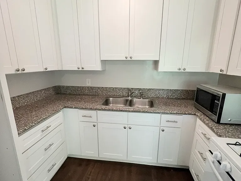 819 E 4th St #4 — Photo 7