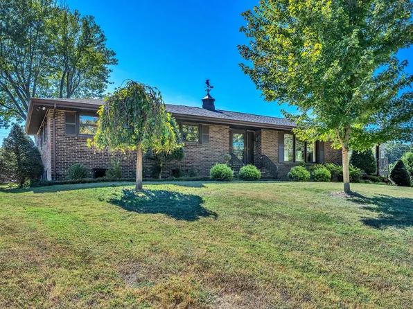 104 Lake Circle Dr, Dickson, TN 37055