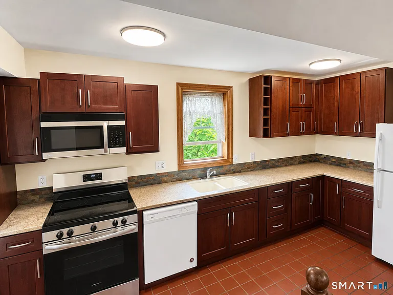 505 E Main St — Photo 2