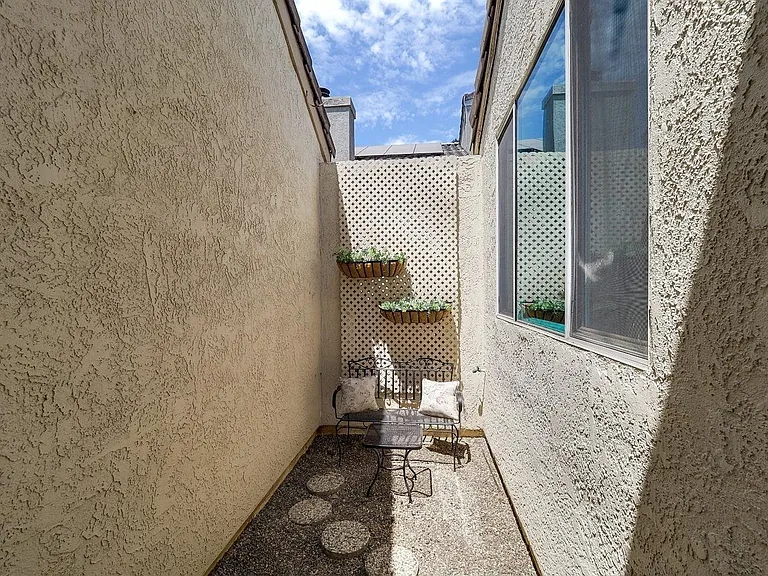 915 Tipperary Dr — Photo 10