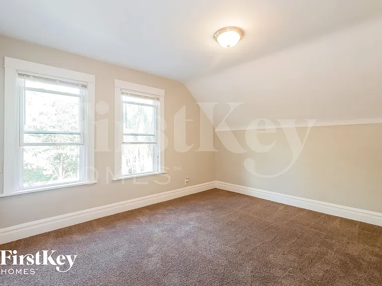 728 Watson St — Photo 9