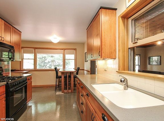 5th image of 302 S Waterman Ave
