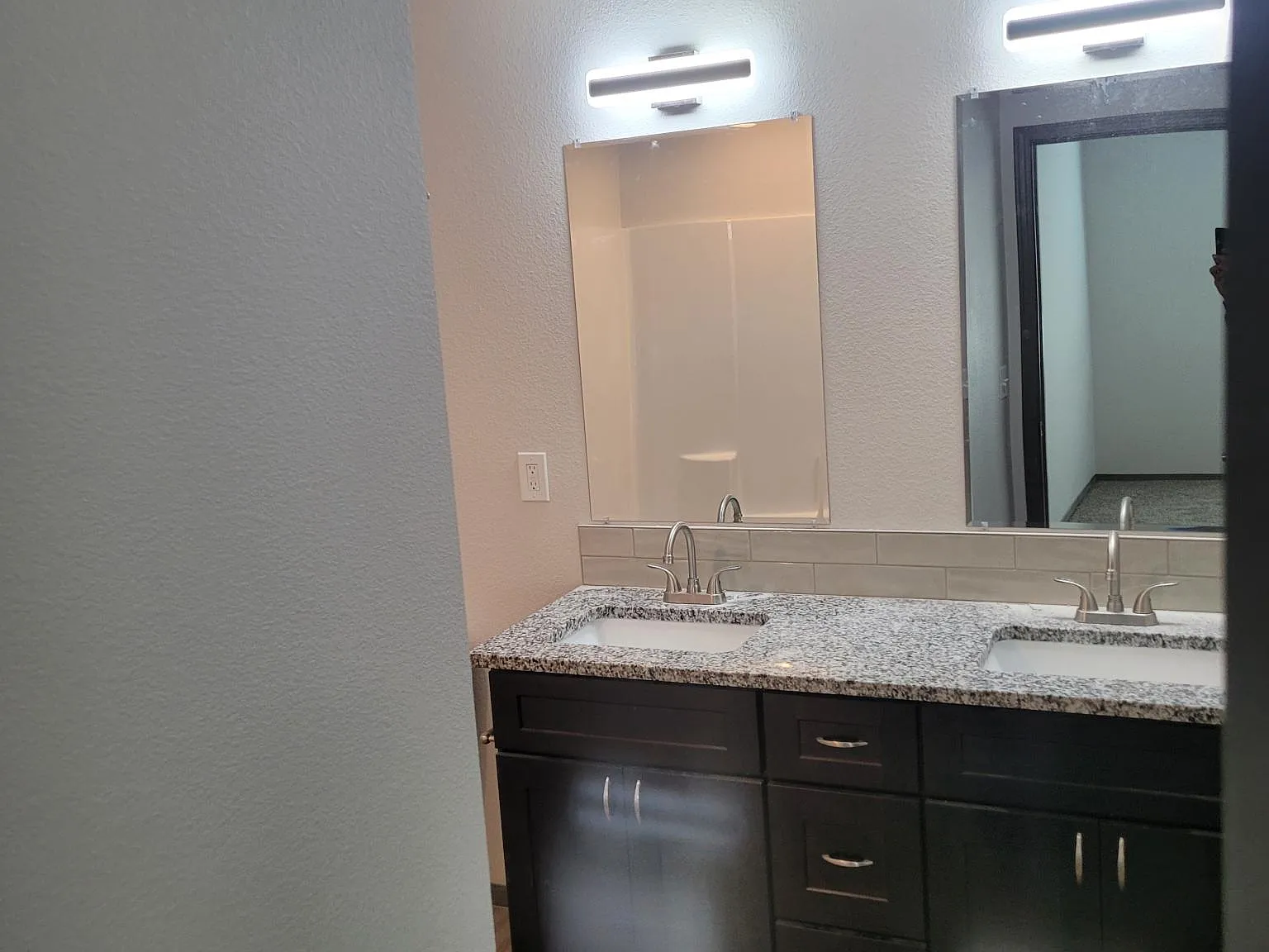 3 bed, 2.5 bath, 1418 sqft, $2,200 — Photo 3