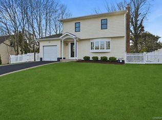 10 Curlin Lane, Saint James, NY 11780