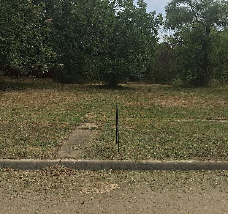 2nd image of 902 E Jefferson Ave