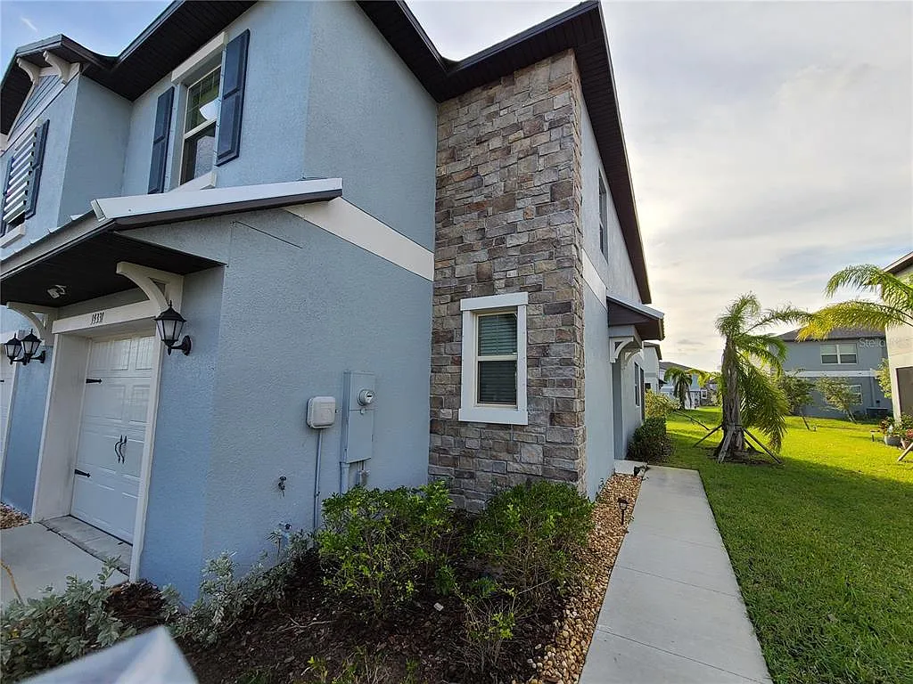 3 bed, 2.5 bath, 1787 sqft, $2,300 — Photo 1
