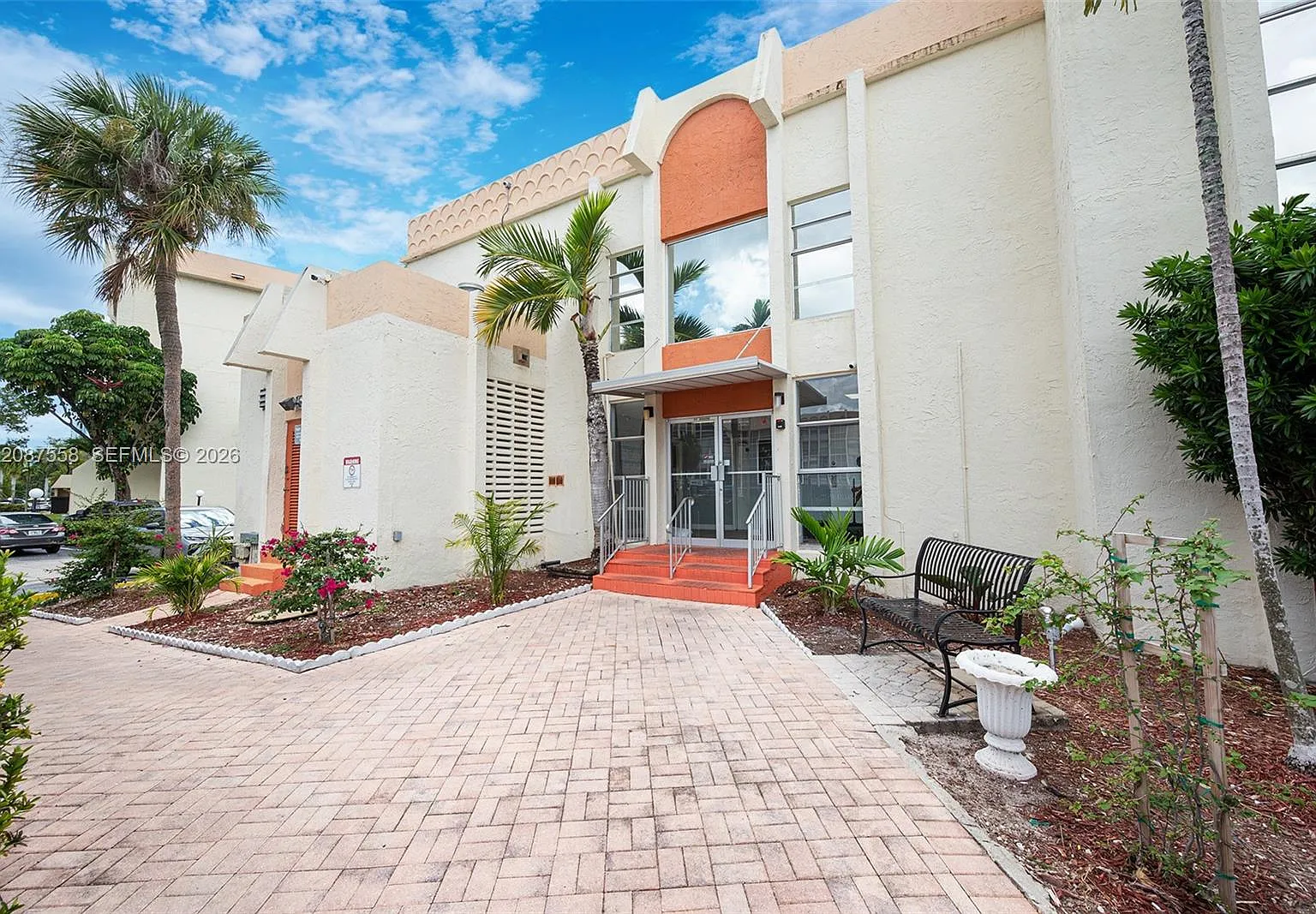 Desoto Park Condo — Photo 4