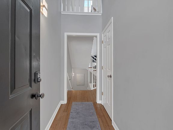 4th image of 220 Glenstone Cir