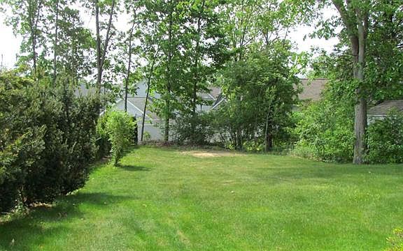 5th image of 14 Erie Ct