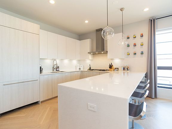 3rd image of 1238 N Bosworth Ave #402