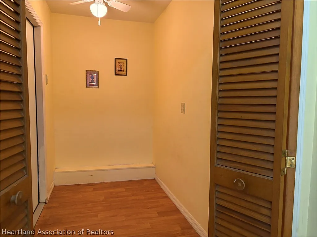1561 Lakeview Dr — Photo 4