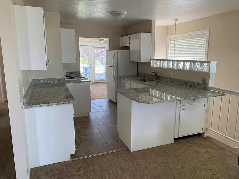 631 N Desoto St #TOP — Photo 3