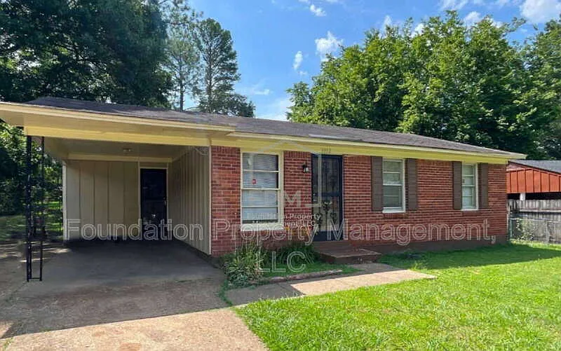 3 bed, 1.0 bath, 923 sqft, $1,050 — Photo 1