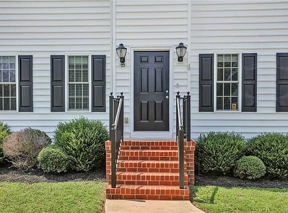 3rd image of 1736 Leslie Ln