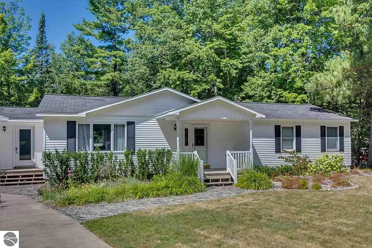 4737 Springbrook Dr photo 1