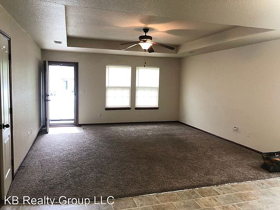4th image of 118 SW Rose Garden Ln