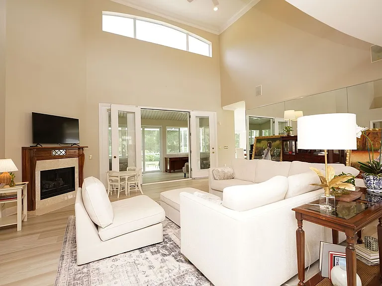 1534 Glenlake Cir — Photo 13