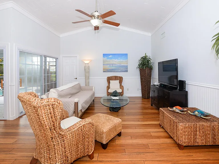 4051 NE Breakwater Dr — Photo 33