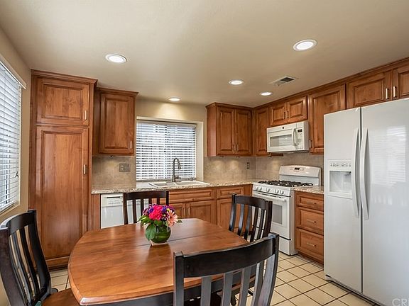4th image of 26748 Pamela Dr