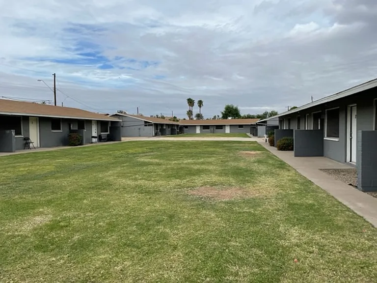 2414 W Devonshire Ave — Photo 1