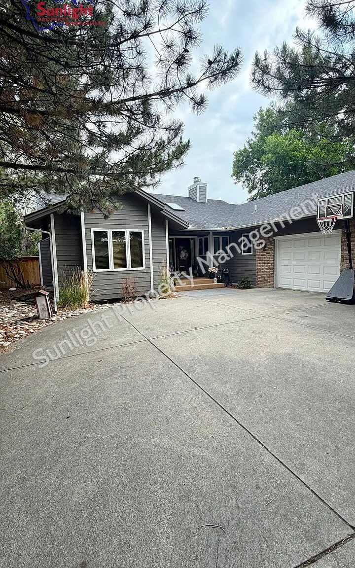 4 bed, 3.5 bath, 4378 sqft, $3,200 — Photo 3