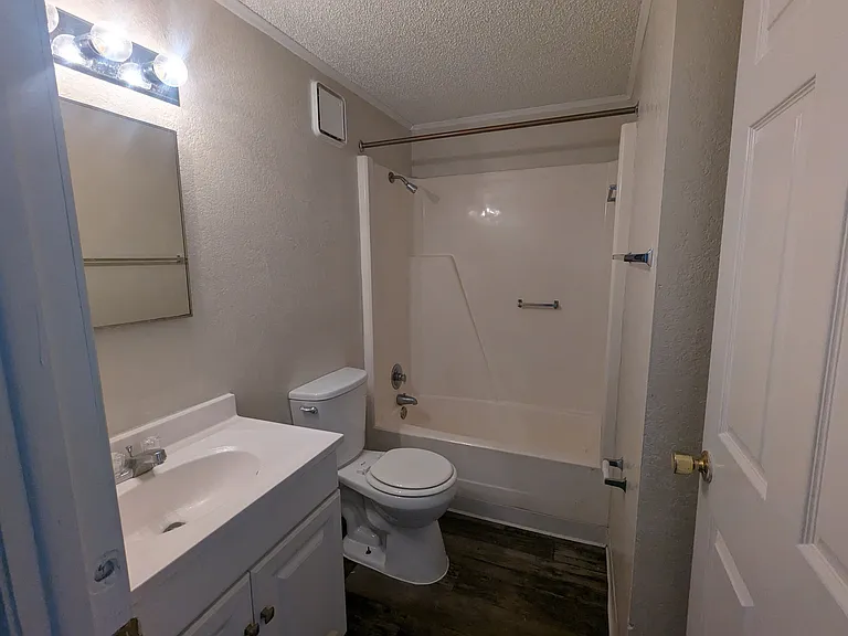 Camellia Court Apartments — Photo 24