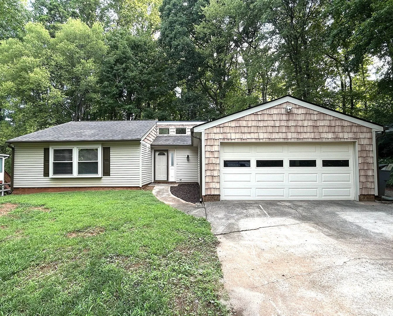 Renovated, spacious 3 bed, 2 bath ranch style home - vaulted ceilings, large bedrooms, open floor... — Photo 2