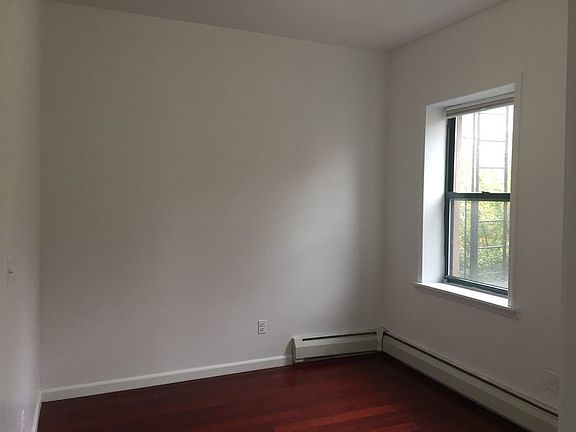 5th image of 220 Montrose Ave #1