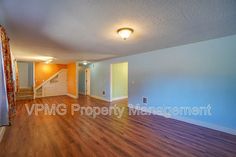 6 bed, 3.0 bath, 2511 sqft, $3,295 — Photo 4