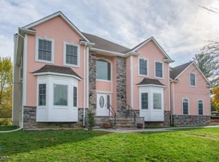 13 Pinewood Ln, Washington, NJ 07882