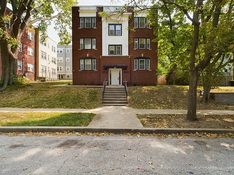4205 Kenwood Ave — Photo 16