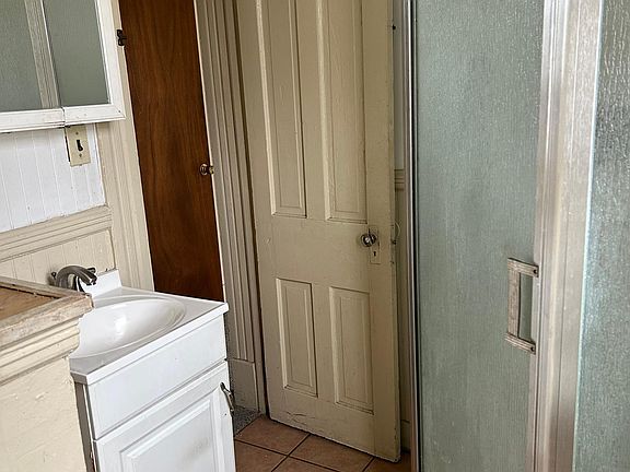 3rd image of 223 W 29th St #223