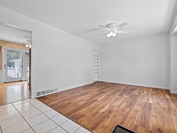 4th image of 605 SE Trilein Dr