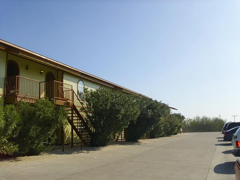 421 Hilltop Rd — Photo 12
